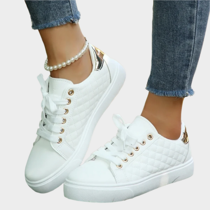Модерни спортни обувки с детайли и хастар с quilted текстура