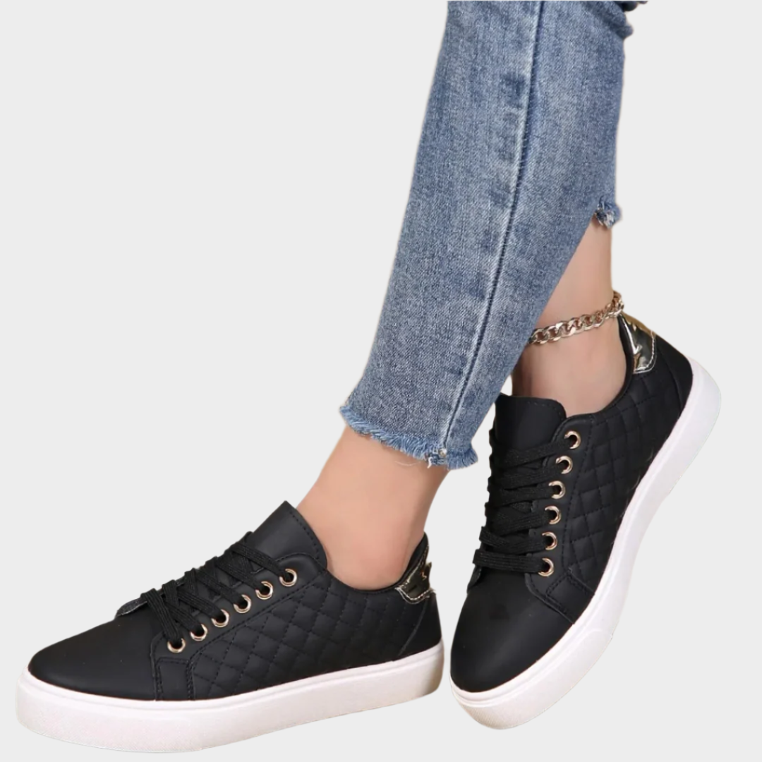 Модерни спортни обувки с детайли и хастар с quilted текстура